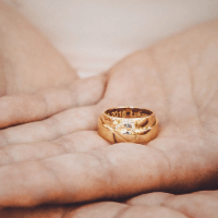 婚約指輪の選び方を解説！パートナーの好みやサイズの調べ方