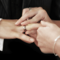幸福感の象徴ともいえる婚約指輪は職場ではいつつけるのが良いのか